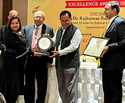 Sujata receiving the PVLF Author Excellence Award 2022 for her book, Going Solo. The award was presented by Honorable Minister of State for External Affairs and Education,  Shri Rajkumar Ranjan Singh ji